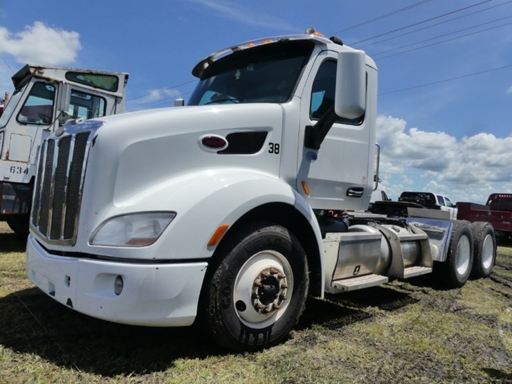 2015-peterbilt-579-image-1
