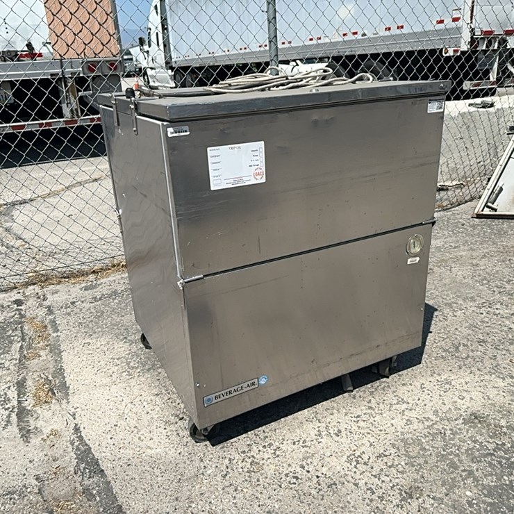 LOT#- - BEVERAGE AIR ST34N-S REFRIGERATOR