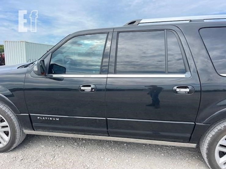 2015-ford-expedition-platinum-image-30