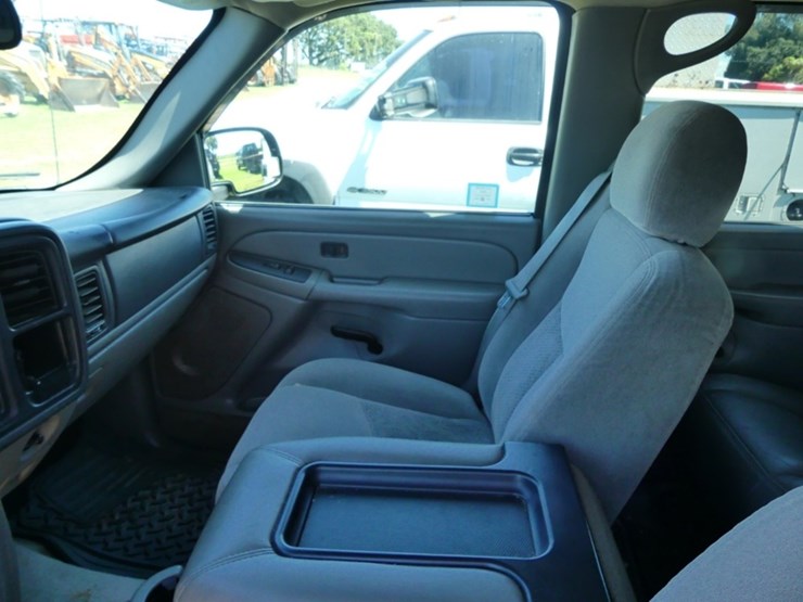 2004-chevrolet-suburban-image-12