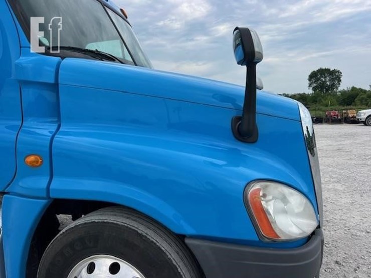 2013-freightliner-cascadia-113-image-15