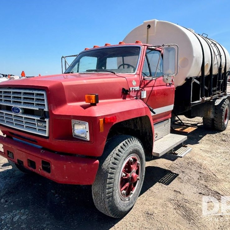 1992 FORD F700