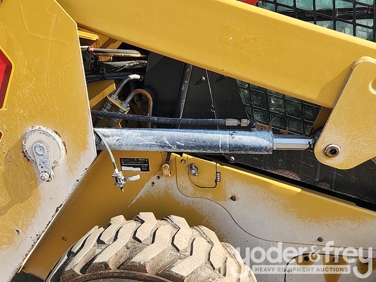 2023-caterpillar-246d3-image-8