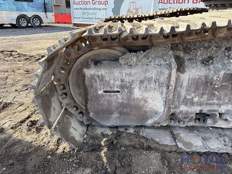 2013-deere-350g-lc-image-12