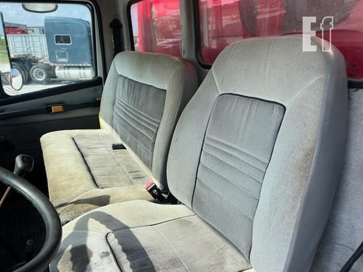 2003-freightliner-fl70-image-46