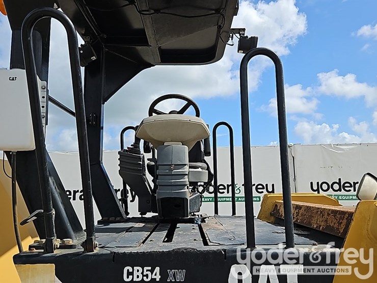 2011-caterpillar-cb54-image-19
