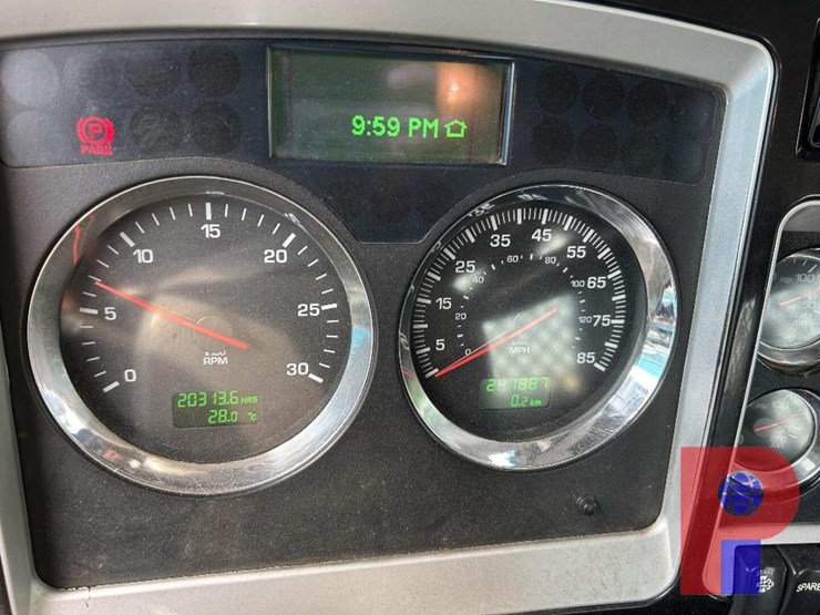 2013-kenworth-t800-image-16
