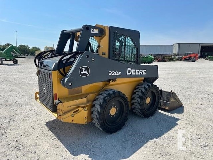 2015-deere-320e-image-5