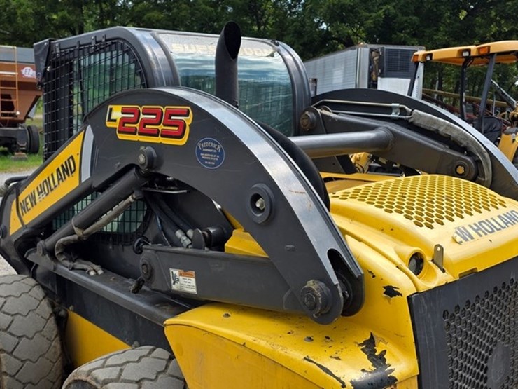 new-holland-l225-image-22