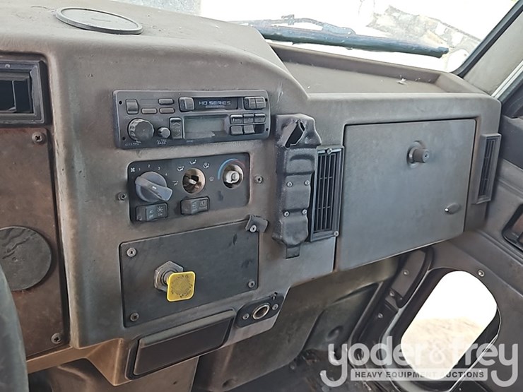 2002-peterbilt-330-image-27