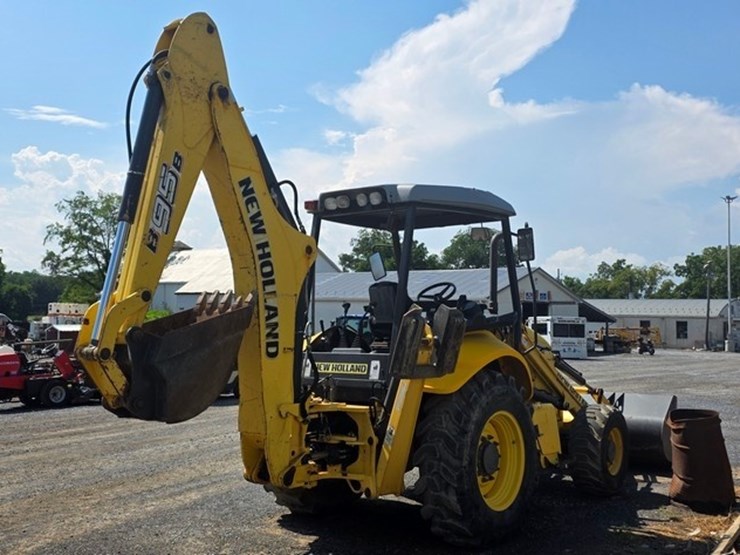 2011-new-holland-b95b-image-3