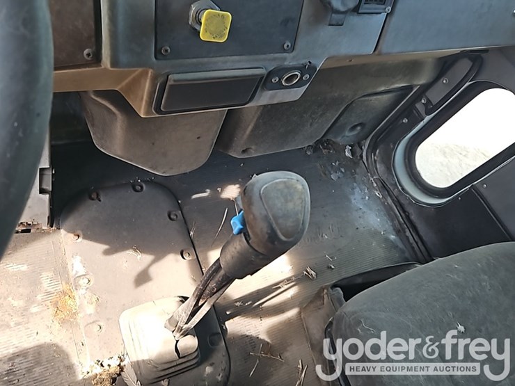2002-peterbilt-330-image-28