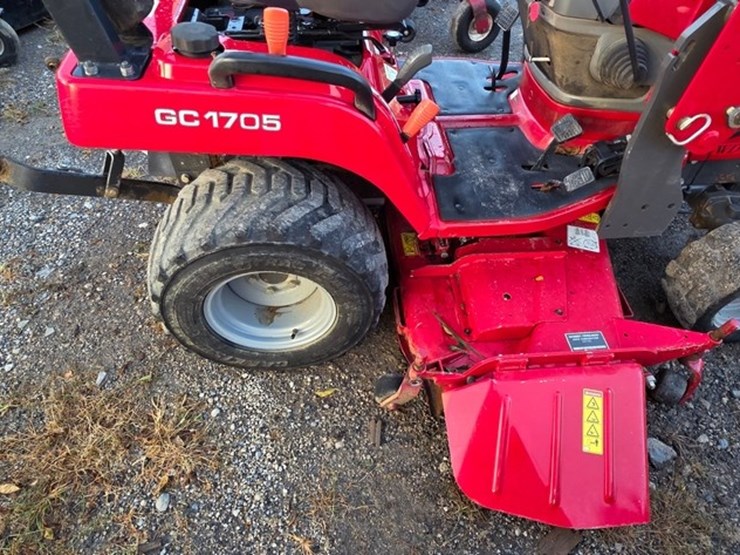 2017-massey-ferguson-gc1705-image-18