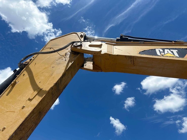 2016-caterpillar-349f-image-32
