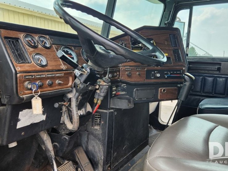 1995-freightliner-fld120-image-5