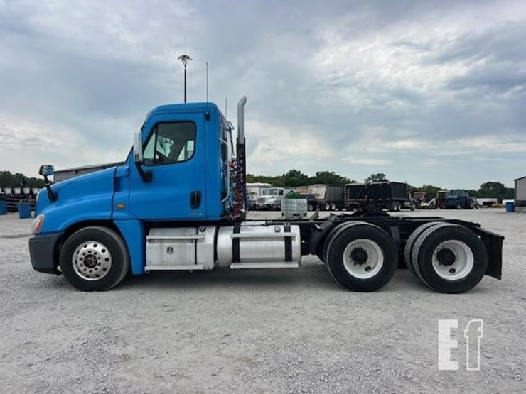 2013-freightliner-cascadia-113-image-3