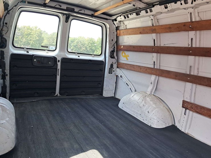 2001-gmc-savana-express-van-image-12