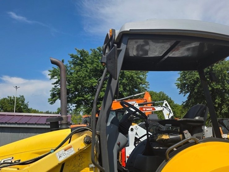 2011-new-holland-b95b-image-33