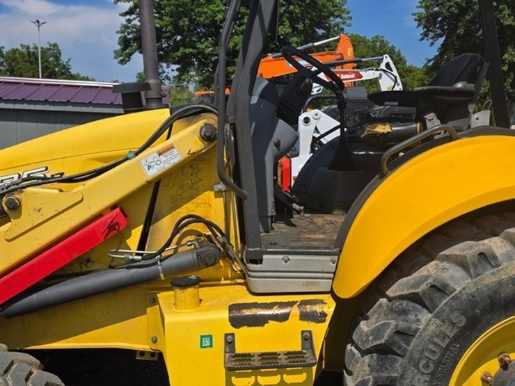 2011-new-holland-b95b-image-32