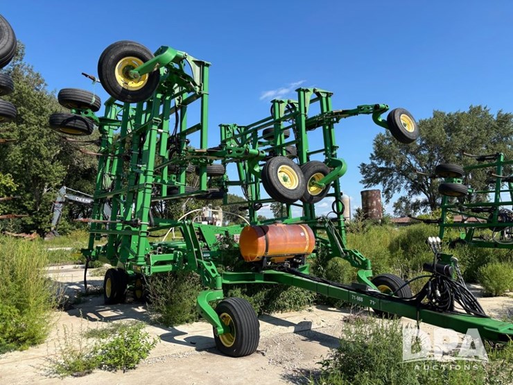 john-deere-2410-image-3