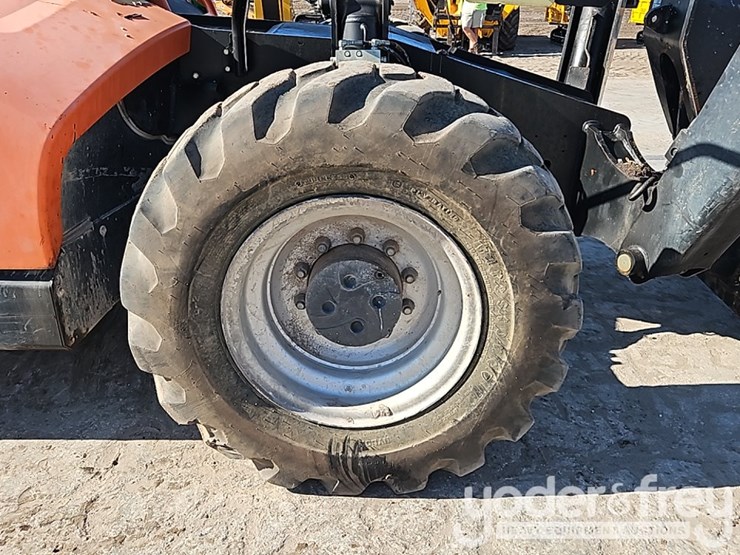 2018-jlg-1055-image-8