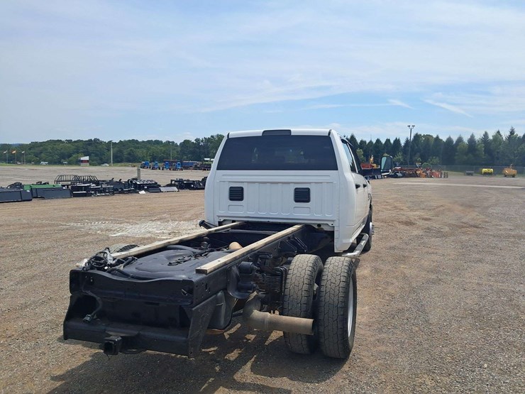 2016-ram-3500-crew-cab-pickup-image-3