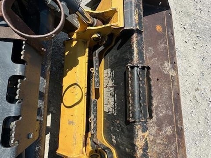 2015-deere-320e-image-16