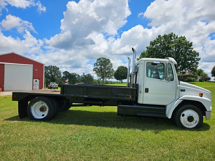 2000-freightliner-fl60-image-26