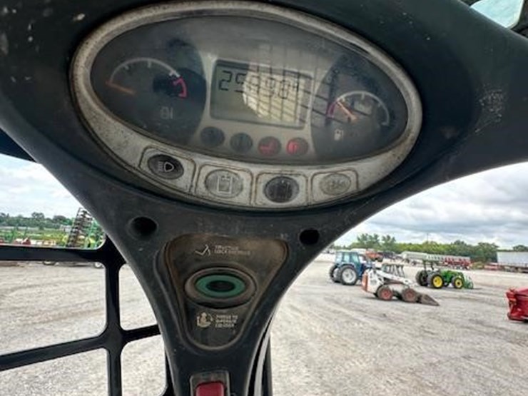 2010-bobcat-s650-image-22