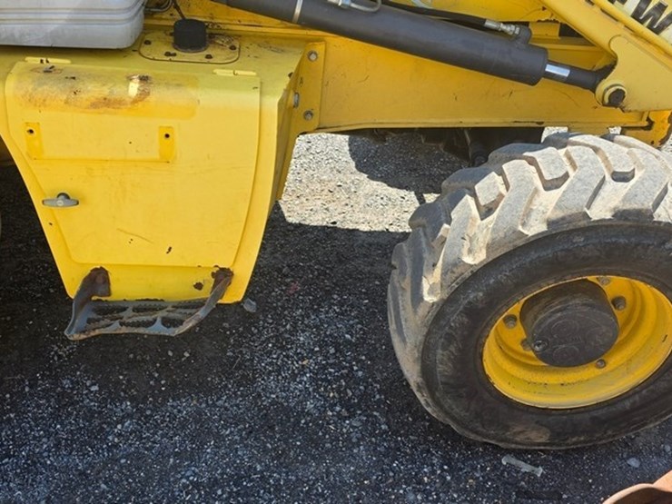 2011-new-holland-b95b-image-10