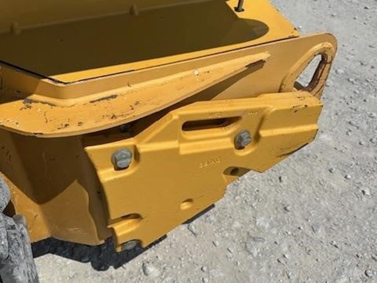 2015-deere-320e-image-11