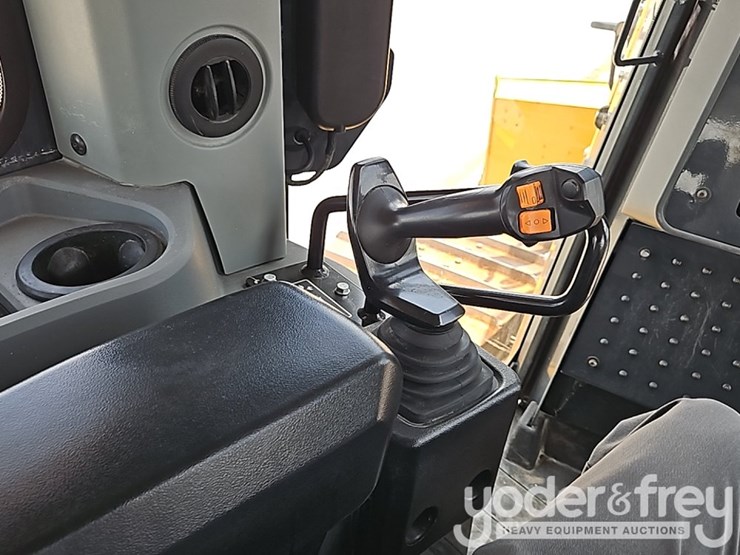 2022-deere-850l-lgp-image-34