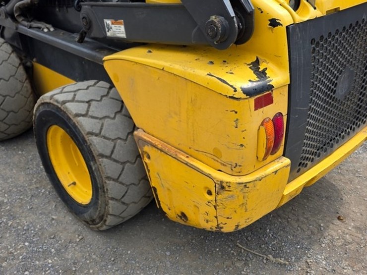 new-holland-l225-image-21