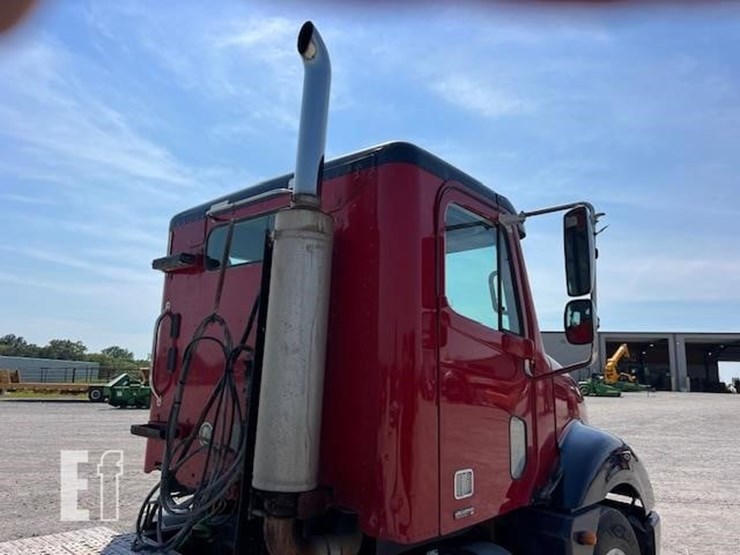 2006-freightliner-columbia-120-image-24