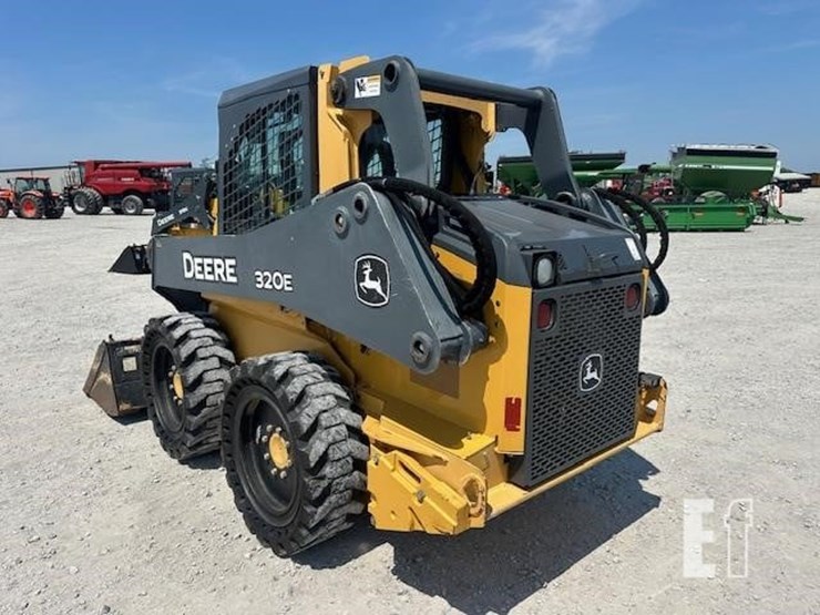 2015-deere-320e-image-3