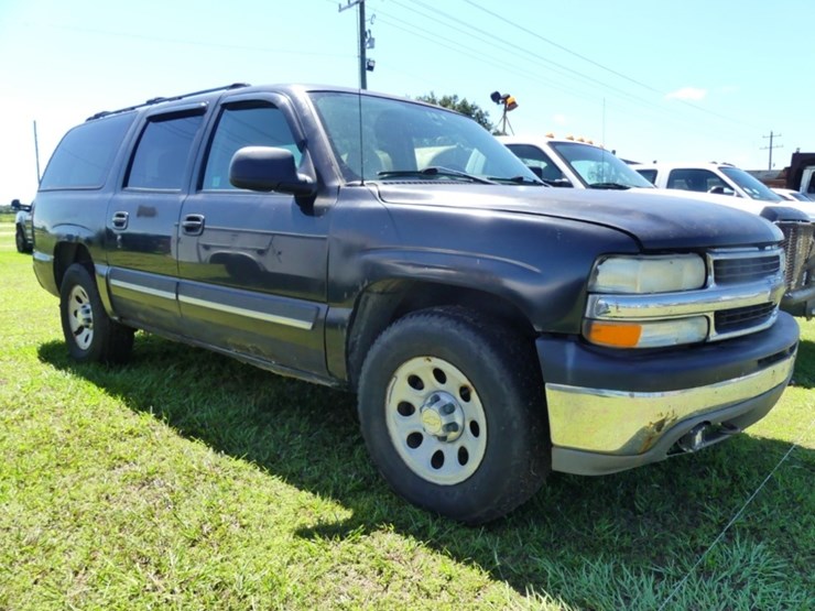 2004-chevrolet-suburban-image-2