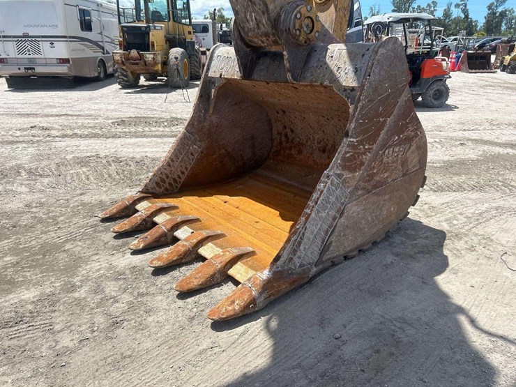 2016-caterpillar-349f-image-41