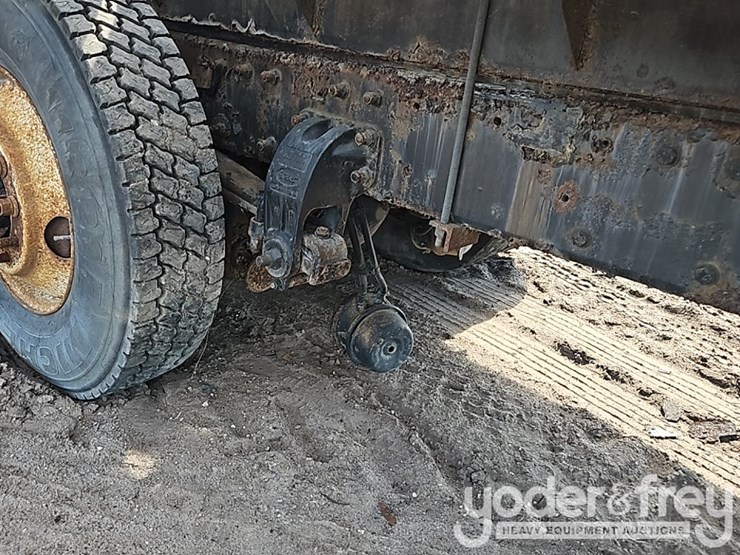 2002-peterbilt-330-image-8