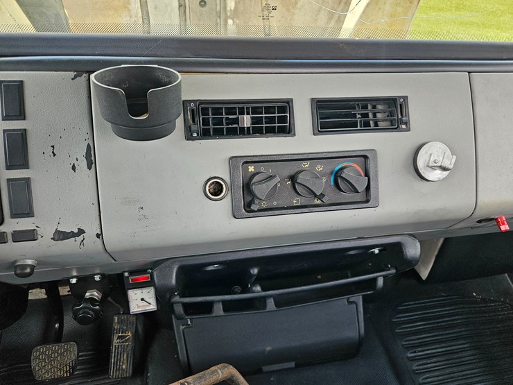 2000-freightliner-fl60-image-65