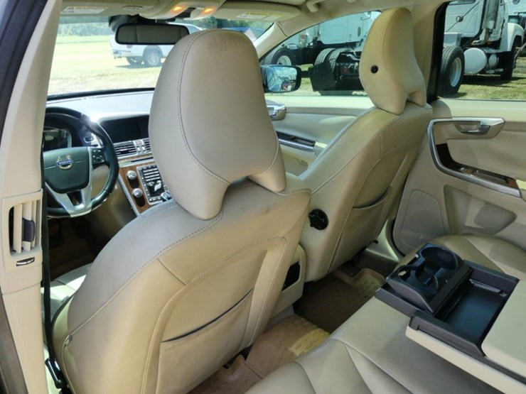 2015-volvo-xc60-image-8