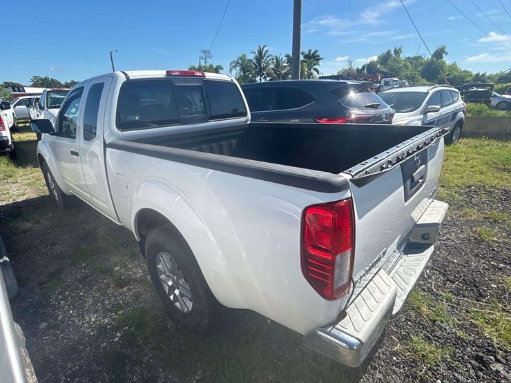 2015-nissan-frontier-sv-image-4