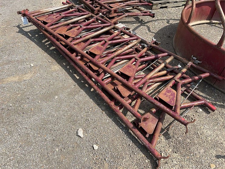 pallet-of-(3)-cattle-headlocks-image-3