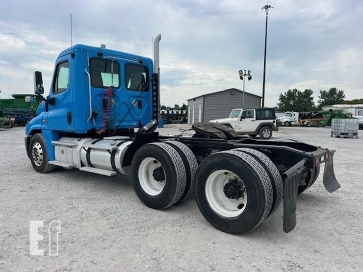 2013-freightliner-cascadia-113-image-4