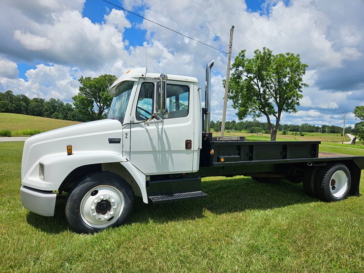 2000-freightliner-fl60-image-4