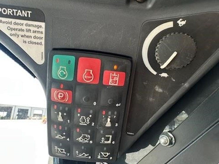 2018-deere-318g-image-23