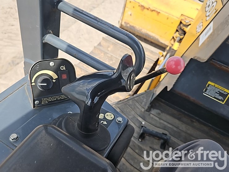 2016-deere-450j-image-28