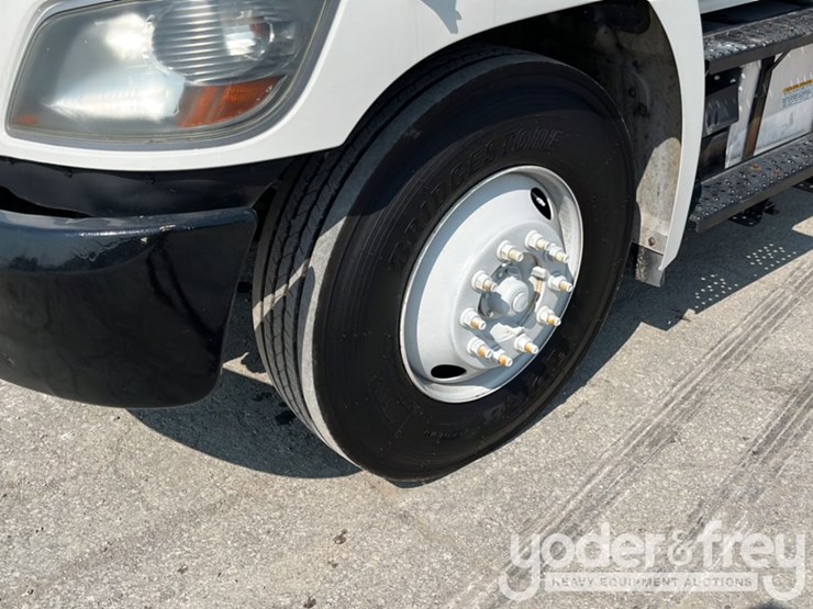 2015-hino-268-image-9
