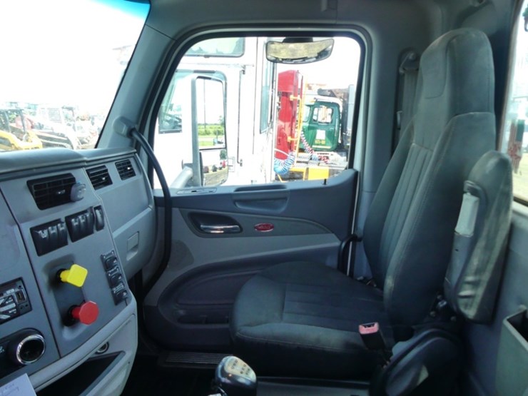 2015-peterbilt-579-image-11