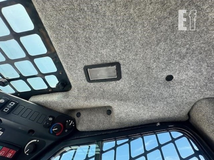 2015-deere-320e-image-29