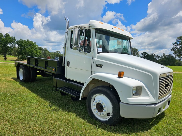 2000-freightliner-fl60-image-31